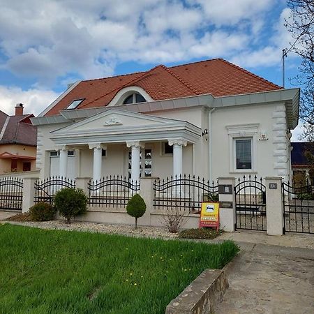 Gombos Apartman Apartman Hajdúszoboszló Kültér fotó